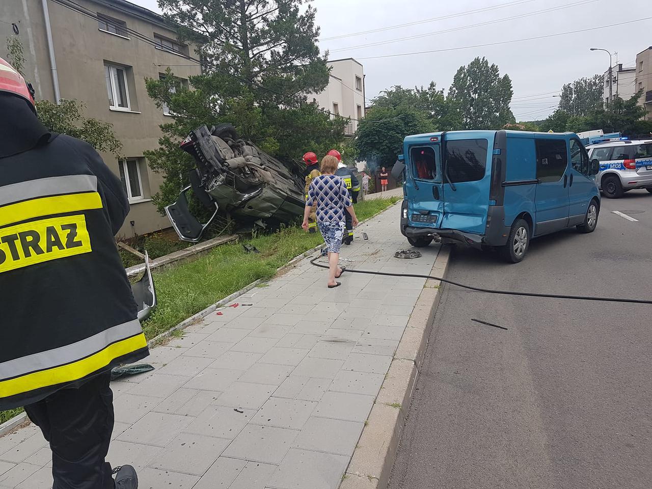 Dachowanie na ul. Włościańskiej w Białymstoku. Auto omal nie wpadło na dom [ZDJĘCIA]