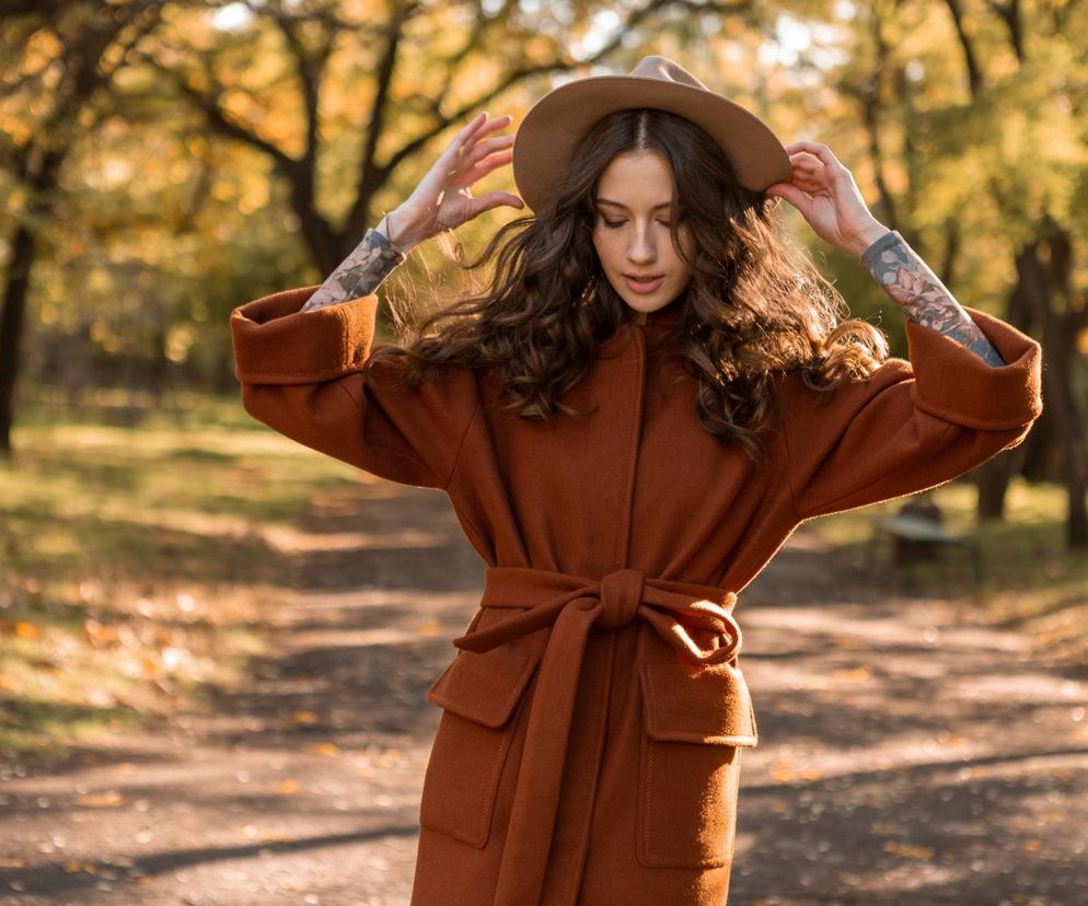 Między latem a jesienią. Idealne stylizacje na przejściową porę