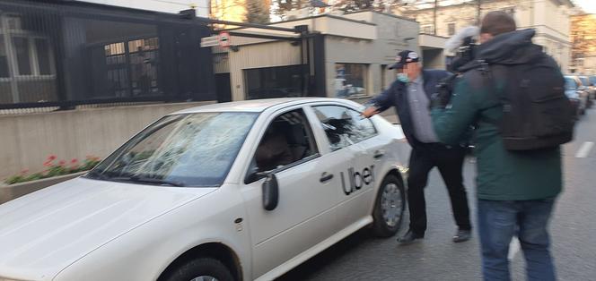 Protest taksówkarzy: Zdemolowany samochód Ubera