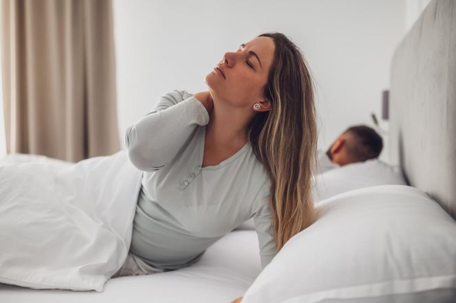 Ból karku, kobieta w łóżku