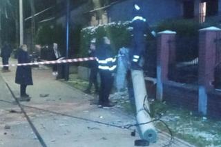 Śmiertelny wypadek w Pabianicach! Słup złamał się na pół po uderzeniu BMW [ZDJĘCIA].