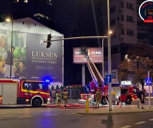  Warszawa: mężczyzna wszedł na billboard i groził że skoczy