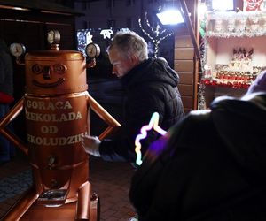 Bytomski rynek świeci się jak choinka. Gwiazda DeLoreana rozświetliła Bytomski Jarmark Świąteczny