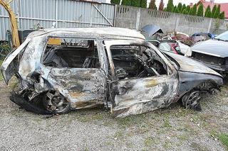 Tragiczny wypadek w Jarocinie: Nie żyje 19-latka. Kierowca i pasażer podpalili samochód