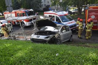 Niebezpieczne zdarzenie w Gostyniu. Samochód staranował latarnię i przystanek autobusowy