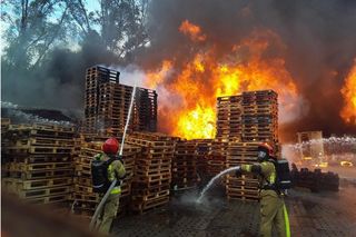 Łódź. Ogromny pożar ciężarówek i składowiska palet. Dramat na ul. Starorudzkiej [ZDJĘCIA].