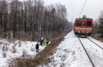 Kalwaria Zebrzydowska: Samochód wjechał pod pociąg! Jest ranny! Zdewastowane auto