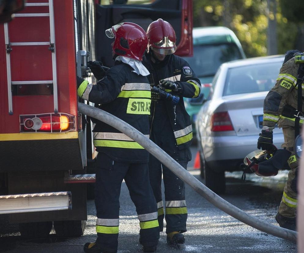 Wielki pożar na Wysokim Stoczku w Białymstoku. Trzy osoby zatrute dymem trafiły do szpitala