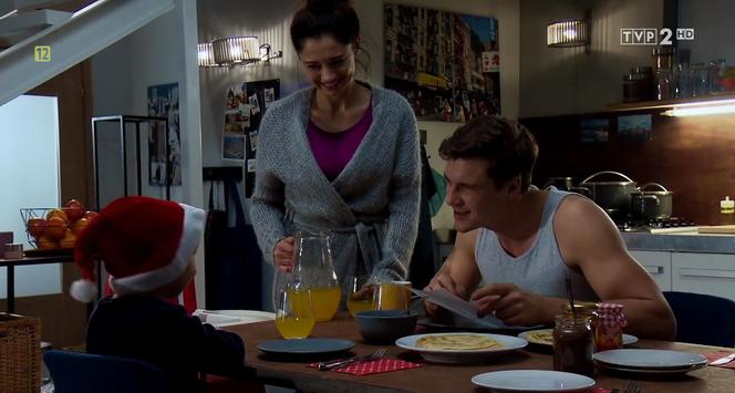 M jak miłość odc. 1433. Marcin (Mikołaj Roznerski), Iza (Adriana Kalska), Szymek (Staś Szczypiński)