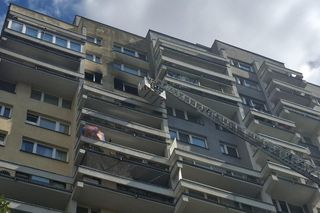 Kobieta zginęła w pożarze w wieżowcu. Udział osób trzecich niewykluczony [ZDJĘCIA]