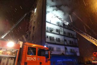 Kraków: Pożar w bloku przy ul. Czarnowiejskiej. Trzy osoby ranne, jedna w ciężkim stanie [GALERIA ZDJĘĆ, AUDIO]