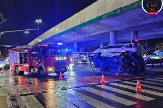 Fatalny wypadek w Warszawie. Bus wywrócił się na drodze, wielu rannych 