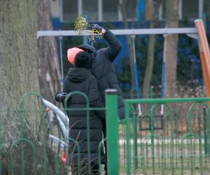 Całuśny mąż Kaczyńskiej nie dał jej wytchnienia pod jemiołą 