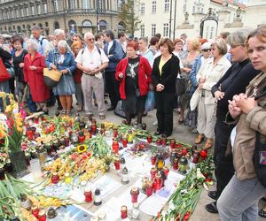 15. rocznica katastrofy smoleńskiej. Burzliwa historia krzyża sprzed Pałacu Prezydenckiego