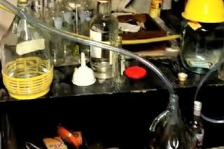 Nowy Sącz. 36-latek przyłapany na produkcji bimbru. Znaleźli aparaturę i beczki z zacierem