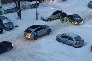 Lepsza sytuacja na głównych drogach w Białymstoku. Małe uliczki nadal pod śniegiem [AUDIO]