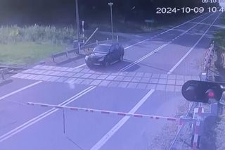 Wjechała na przejazd kolejowy i wyłamała rogatki. Potężny mandat i 15 punktów karnych