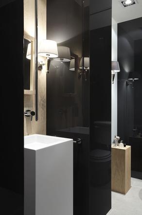Czarna łazienka w stylu Art Deco