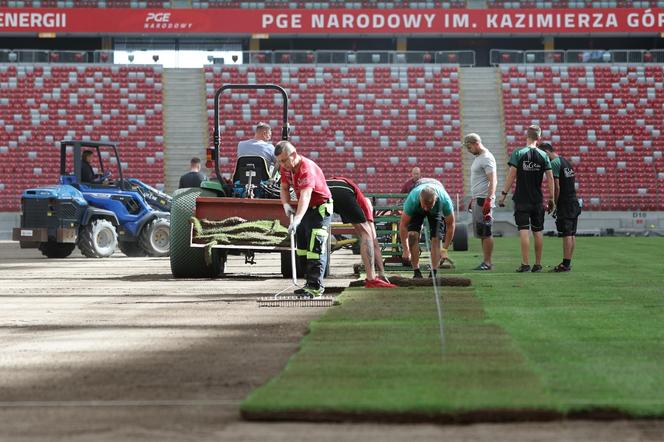 Rozkładanie murawy na Stadionie Narodowym