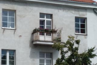 Zdeformowana balustrada balkonu przy Powsińskiej