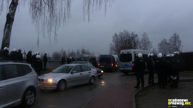 Skandal na meczu. Kibice Hutnika Kraków trzymani... w klatce niczym dzikie zwierzęta