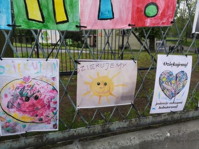 Wzruszające transparenty na płocie szpitala w Chorzowie. Przedszkolaki dziękują lekarzom!