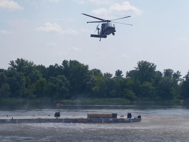 Akcja "Wisła 2023" w Toruniu. Terroryści opanowali barkę z chemikaliami. Efektowne ćwiczenia