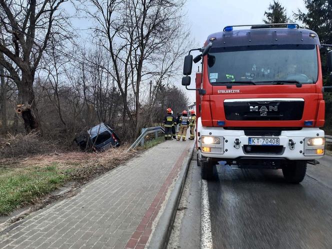 Lubaszowa. Kierujący citroenem wypadł z jezdni i wpadł do rowu