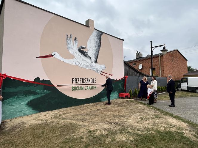 Pierwszy w Zagórowie bociani mural w Bocianim Zakątku