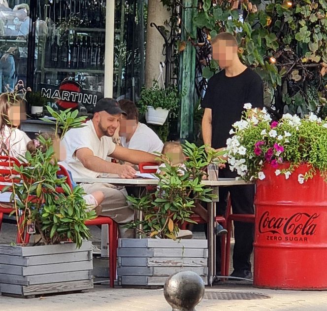 Maciej Pela z córeczkami nad Wisłą