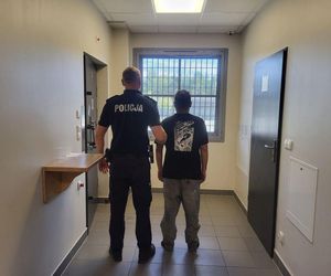 Przewoził w bagażniku dwóch Afgańczyków. Wpadł podczas policyjnej akcji na A2