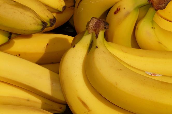 Jak prawidłowo obierać banany? Większość z nas robiła to źle!