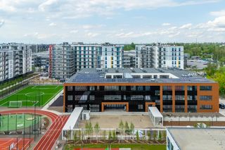 Szkoła przy skrzyżowaniu ul. Silnikowej i Hennela w Warszawie z fotowoltaiką na elewacji