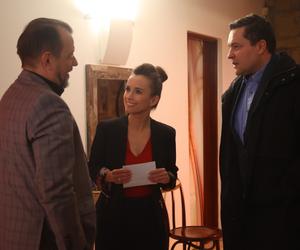 Na Wspólnej odc. 3479. Michał (Robert Kudelski), Oskar Gajewski (Jarosław Witaszczyk), kelnerka (Julia Mikołajczyk)