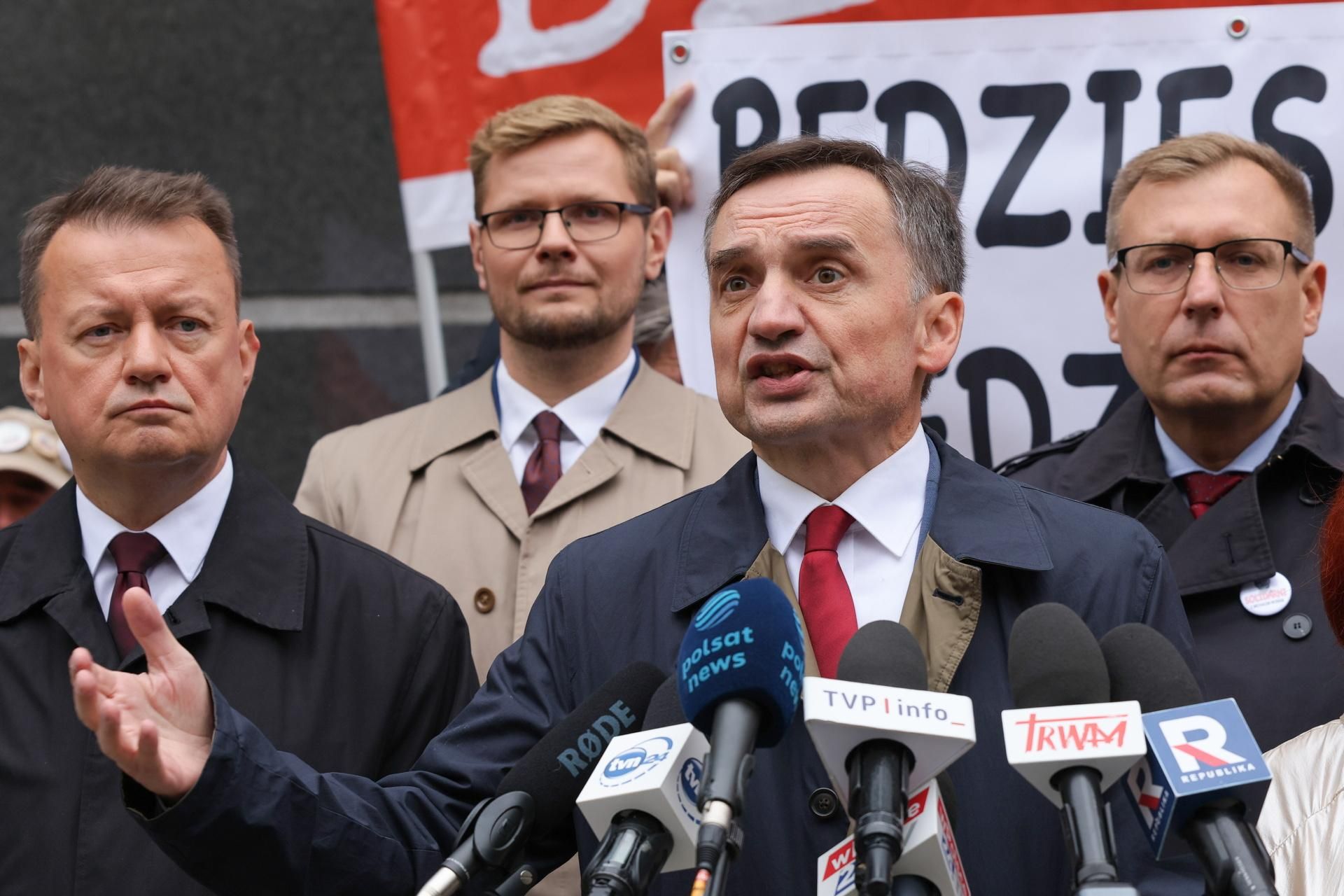 Konferencja PiS. Woś i Ziobro wychodzą do ofensywy. W tle ostre hasła o więzieniu Tu…