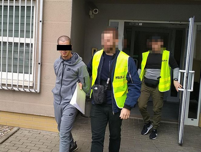 Nielegalna broń i substancje w samochodzie. Zatrzymano 23-latka w Warszawie