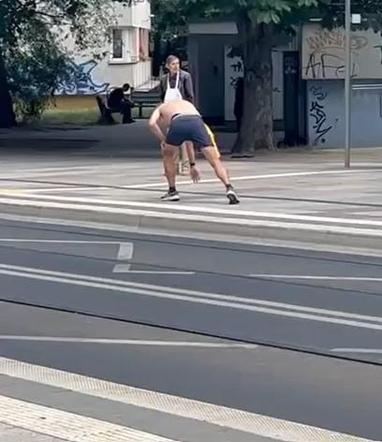 Mężczyzna bez koszulki na Niemcewicza Szczecin 