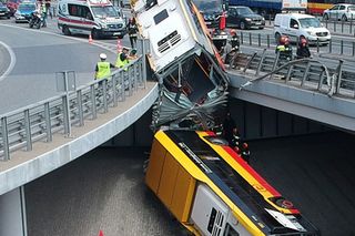 PAP: Mężczyzna, który potrącił pieszego na rondzie Tybetu to kierowca autobusu, który spadł z mostu Grota-Roweckiego