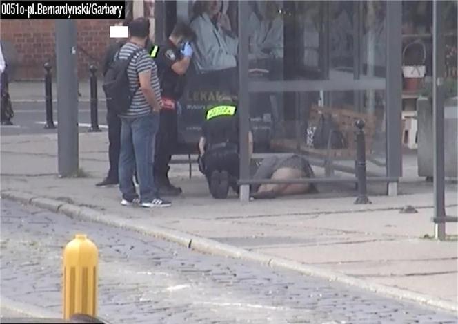 Kobieta leżała na chodniku w centrum Poznania. Pomogli jej strażnicy miejscy