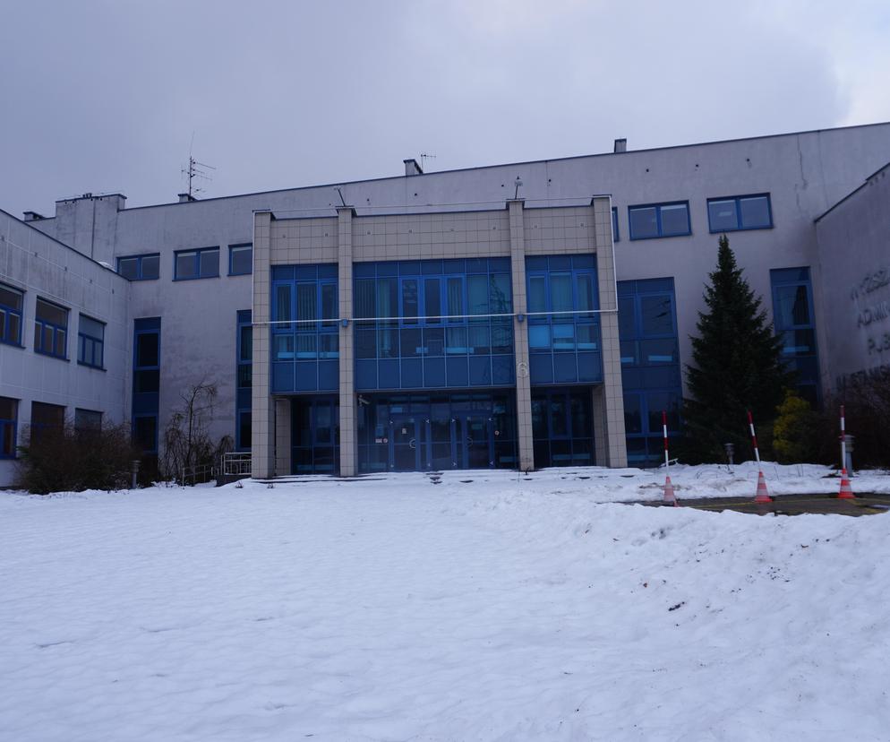 Kiedyś popularna uczelnia w Białymstoku. Dziś budynek widmo