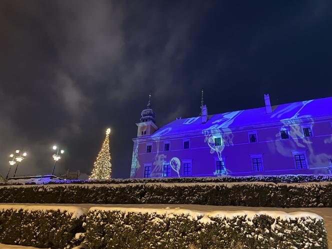 Warszawska iluminacja w śnieżny wieczór