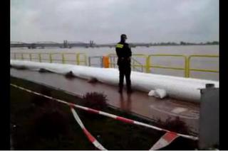 Powódź w Tczewie. Strażacy układają rękaw przeciwpowodziowy 