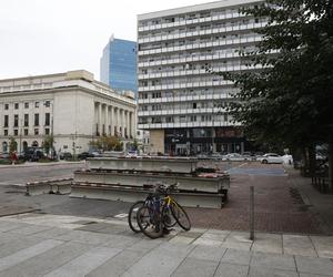 Rozkopane i zamknięte centrum Warszawy. Nie ma jak dojechać do urzędów, banków i sądów. Czy drogowcy puszczą ruch przez nowy deptak?!