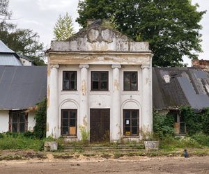 Niezwykła wieś w Łódzkiem. W tym dworku mieszkał Chełmoński