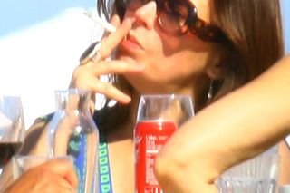 Renata Dancewicz kurzy na plaży