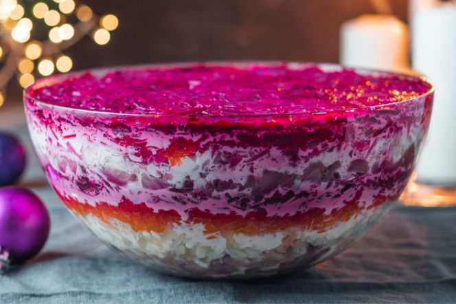 Sałatka szuba – kultowy śledź pod pierzynką z buraczkami i marchewką. Przepis, który zawsze się udaje!