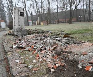 Legendarny kiosk przed II LO w Tarnowskich Górach został wyburzony 