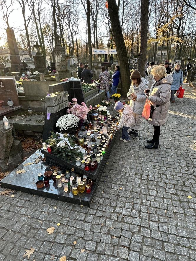 Magdalena Zawadzka na grobie Gustawa Holoubka