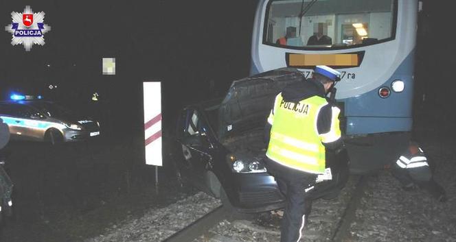 Łuków: Samochód osobowy wjechał wprost pod pociąg [ZDJĘCIA]