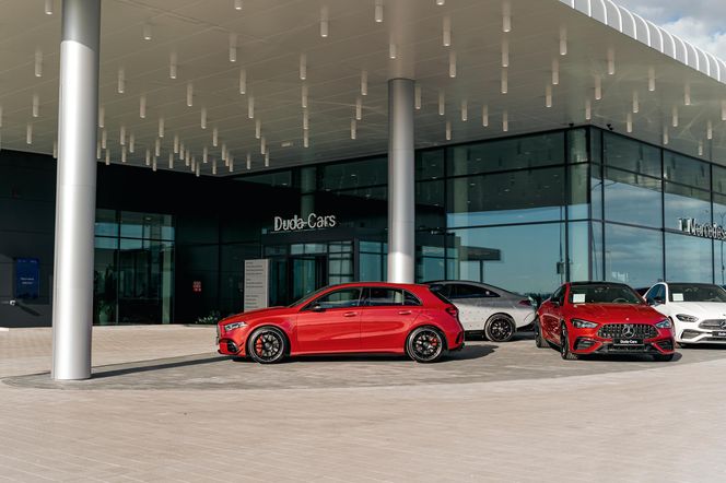 Przyszłość motoryzacji w zasięgu ręki – najnowocześniejszy salon Duda-Cars pod Lesznem już otwarty!